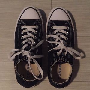 Black low top converse.